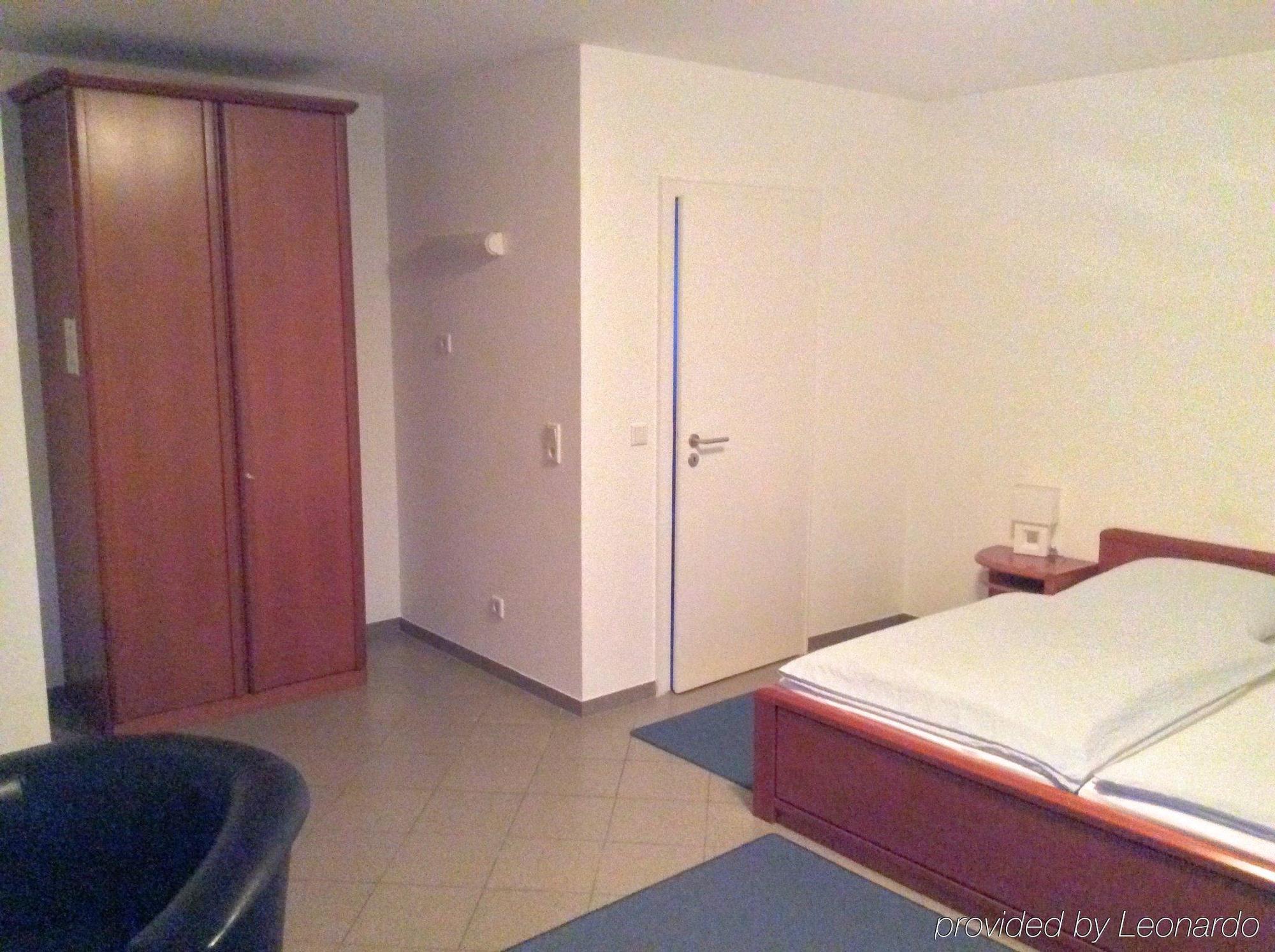 Hotel Alt Buettgen Карст Екстериор снимка